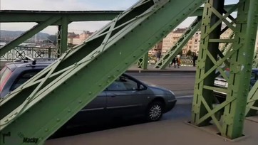 Magyar kis tini punci cidázik a liftbe Budapesten Thumb