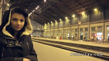 Magyar tini csajszi stekszért nyeli a óriási péniszt Thumb