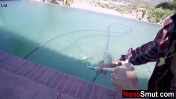 Begerjedt nevelőmami rámozdul az unoka kölyke óriási farkára Thumb