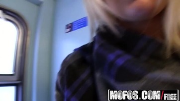 Basznivaló szöszike lotyó a vonat wc-jében dolgozik meg a kápéért Thumb