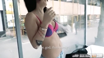 22 esztendős magyar tini leányzó félmeztelenül szopkodja a lompost a pornó casting-on Thumb