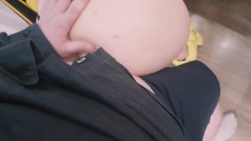 Apa rendesen bedugja kutyus pózban a neveltlánya nunijába aki épp pornóra masztizik Thumb