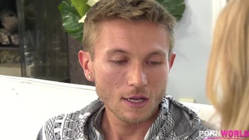 Szexi nagy dudájú szőkehajú nő letámadja a fiatal nevelt fiát Thumb