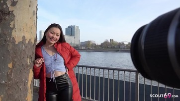 Bozontos nunis ferdeszemű lányka lecidázza a pasi répáját aztán kinyalja a popsilyukát a szex casting-on Thumb