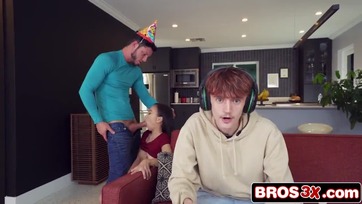 A retardált hapsija háta mögött szopikálja a kékerest a szukás vietnámi tini suna Thumb