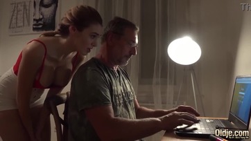 Bizsergett a kívánnivaló sunci vaginája úgyhogy rámozdult a szerencsés tata péniszére Thumb