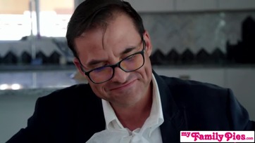 Szemléltettem a kis lotyós mostohahúgomnak hogy milyen ha tele tüzelik a muffocskáját Thumb