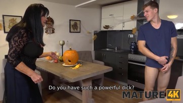 A nagymellű érett punci elcsípte a neveltkölykét hancúrozás közben és ráhaparott a falloszára Thumb