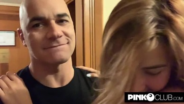 Kegyetlenül megcumiztatta és megtornáztatta a brokiján a szexis tini lányt  a kopasz krapek Thumb