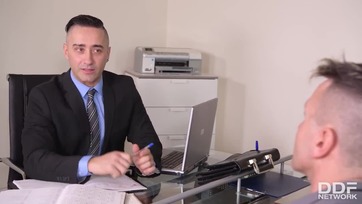 Teli Torokkal nyögött a szexi ingatlanügynök spiné mialatt a 2 fószer egyidejűleg döngette Thumb