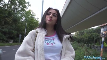 Imádja a zsét a rátermett tini csajszi úgyhogy széttette a lábikóit az anonim férfinek Thumb