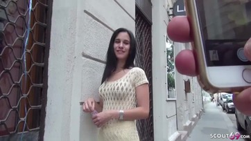 18 éves pesti fiatal ribi az utcán felcsípve és egy kis lóvéért koton nélkül megkefélve Thumb