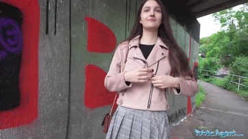 A tündibündi csaj miután megmutogatta a dudáit egy kis pénzért a lábát is széttárta Thumb