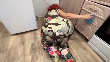 Előrehajolt a nagy popójú mostoha anyukám hogy bevághassam a nagyméretű farkamat az ánuszlyukába Thumb