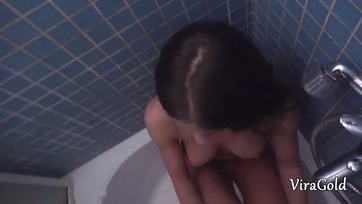 Happolt az arcocskájára egy jó nagy adag nedűt a mostoha testvérem ha már ilyen ügyesen lecumizta a bránerem Thumb