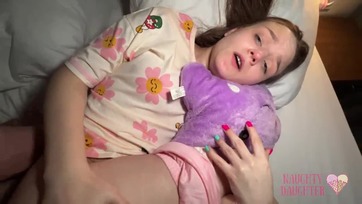 Szeximádó mostoha öcskös leráncigálta a húgija nadrágját és betolta a pinájába a kolosszális faszát Thumb