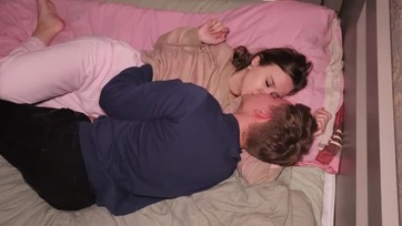 Becsalogatta a hajadon suncit a buliban a hálójába aztán beverte a hatalmas falloszát a cuncijába Thumb