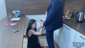 A konyhapulton megcumiztatta és vadul megdöngette a tündibündi 18 éves mostoha kishúgát a jókiállású kölyök Thumb