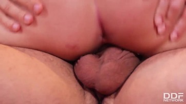 Beszállt a csintalan szerelmespárhoz a szöszike pesti szexbomba miután megmutizta a puncusát Thumb