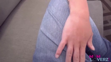 Előhúzta a mostoha fia jókora dákóját a sexy nagymellű nevelő anyuci hogy lecummantsa Thumb