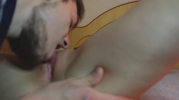 Megpöcköltem és kinyaltam a sexy nevelő anyám mennyei kis nunikáját mialatt szunyókált Thumb