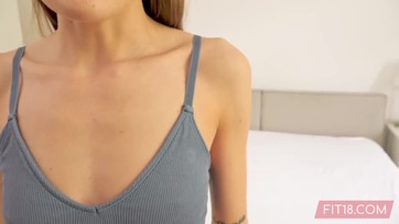 Teletömte a pacák a pornó castingon a 43 kg-os magyar származású tini csajszi borotvált pinácskáját Thumb