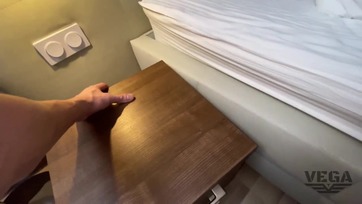 Kinyalta majd megkefélte a mostohahugicája borotválatlan puncusát miközben a hapsijával telefonált Thumb