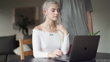 A kedves gimnazista csajszi happolt egy termetes robbanótöltetet a szűk muffocskájába Thumb