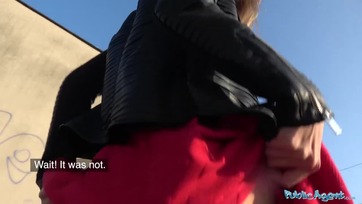 Megengedte a darázsderekú fiatal lány hogy az ügynök suskáért megrakhassa a sunácskáját Thumb