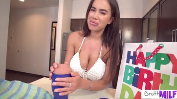 A nagy cicis mostoha muterom örömet szerzett egy masztibátorral és belecsüccsent a vastag dákómba Thumb