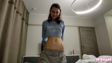 Becsücsült az ágyacskámba a 18 éves mostohahúgocskám és nekiállt cumizni a répám Thumb