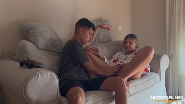 A pajkos mostoha nővérem nem hagyott videójátékozni amíg meg nem kettyintettem a punciját Thumb