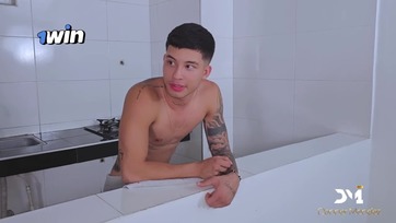 Jóformán tetten ért a hapsim miközben a mostohakölyköm méretes péniszét cumiztam Thumb