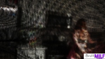 Megbaszatta a nevelt fiacskájával a bizsergő nunikáját a faszimádó milf mostoha anyu Thumb